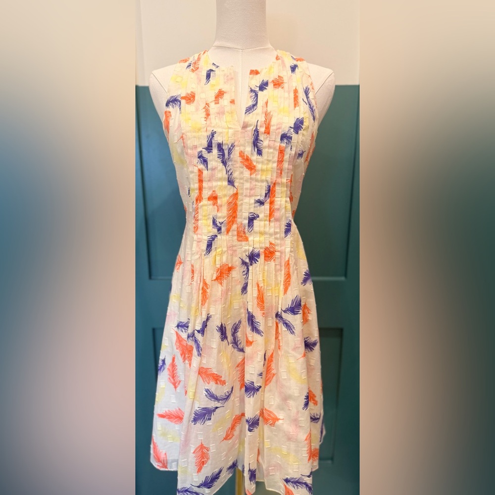 CeCe Feather Print, lightweight, flattering bodice, size 0 Dress, Like new
